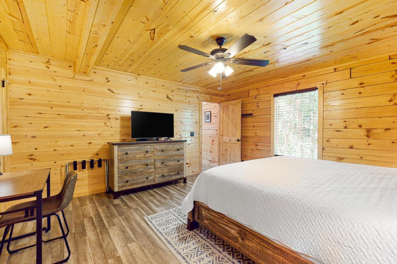 Knotty Escape Villa Гетлинбург Екстериор снимка