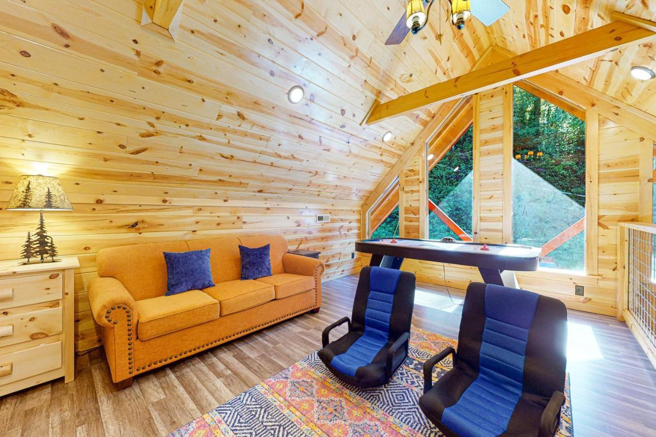 Knotty Escape Villa Гетлинбург Екстериор снимка